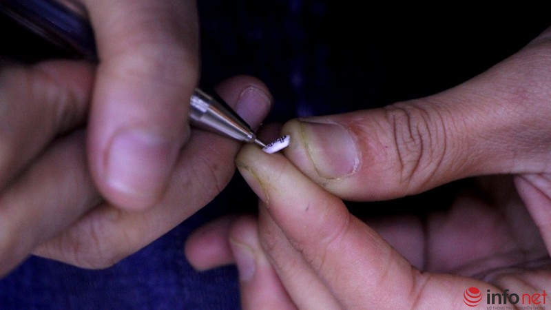 Độc đáo kỹ năng viết chữ lên hạt gạo tại Chợ đêm Đà Lạt - ảnh 2