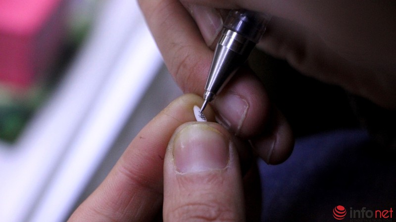 Độc đáo kỹ năng viết chữ lên hạt gạo tại Chợ đêm Đà Lạt - ảnh 3