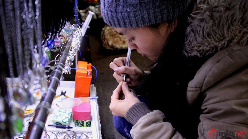 Độc đáo kỹ năng viết chữ lên hạt gạo tại Chợ đêm Đà Lạt - ảnh 4