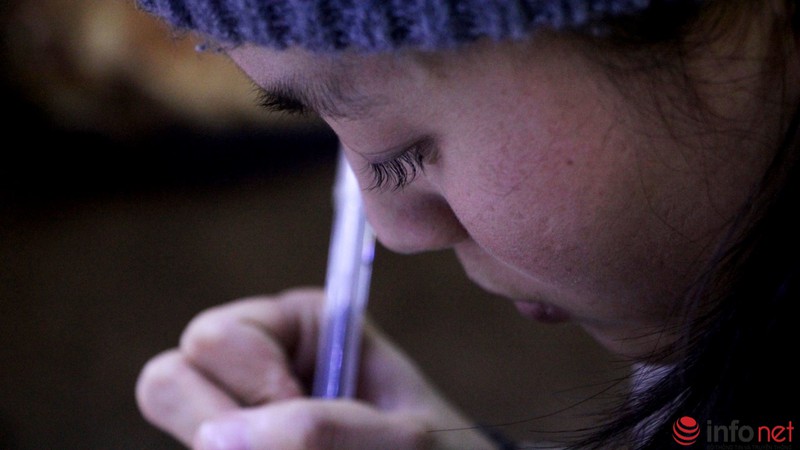 Độc đáo kỹ năng viết chữ lên hạt gạo tại Chợ đêm Đà Lạt - ảnh 5