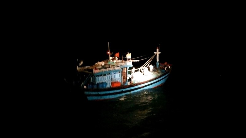 Cứu 6 ngư dân Nam Định bị nạn trên đường phân định Vịnh Bắc Bộ - ảnh 1