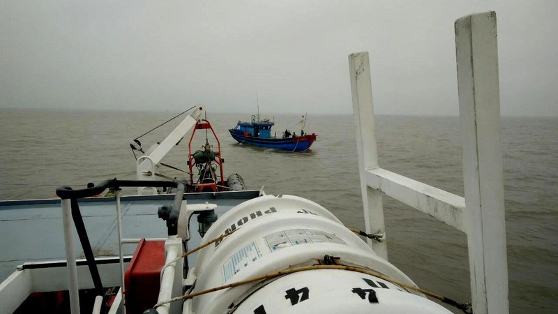 Cứu 6 ngư dân Nam Định bị nạn trên đường phân định Vịnh Bắc Bộ - ảnh 2