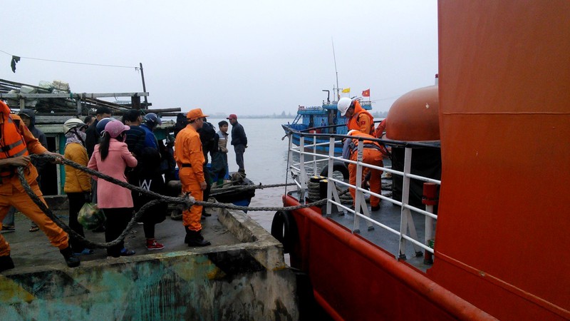 Cứu 6 ngư dân Nam Định bị nạn trên đường phân định Vịnh Bắc Bộ - ảnh 6