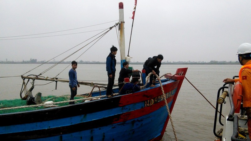 Cứu 6 ngư dân Nam Định bị nạn trên đường phân định Vịnh Bắc Bộ - ảnh 4