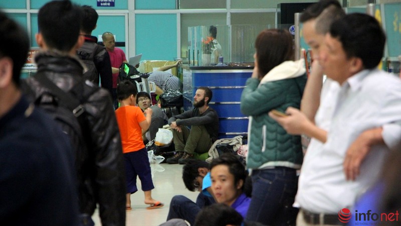 Sân bay Tân Sơn Nhất, 3h sáng ngày 26 Tết - ảnh 9