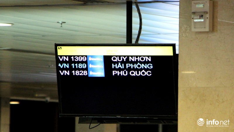 Sân bay Tân Sơn Nhất tấp nập đón người trở về sau kỳ nghỉ Tết - ảnh 12