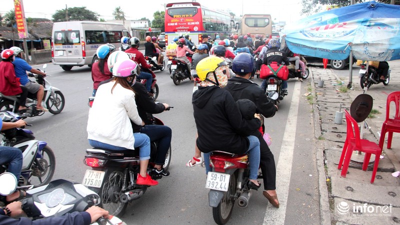 Đường từ Vũng Tàu về TP.HCM kẹt cứng - ảnh 10