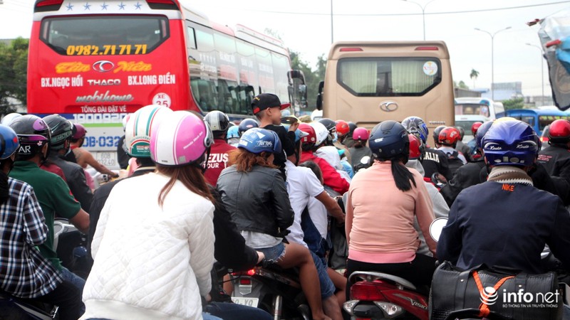 Đường từ Vũng Tàu về TP.HCM kẹt cứng - ảnh 11