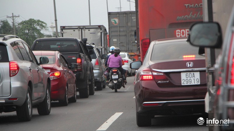 Đường từ Vũng Tàu về TP.HCM kẹt cứng - ảnh 1