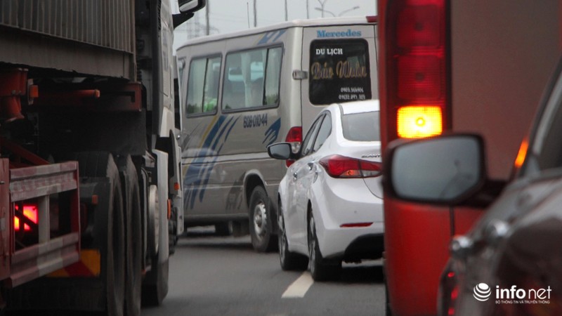 Đường từ Vũng Tàu về TP.HCM kẹt cứng - ảnh 2