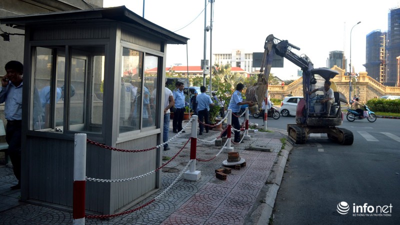 Tối 27/2, Quận 1 lắp lại hai vọng gác vừa phá dỡ của Ngân hàng Nhà nước - ảnh 2