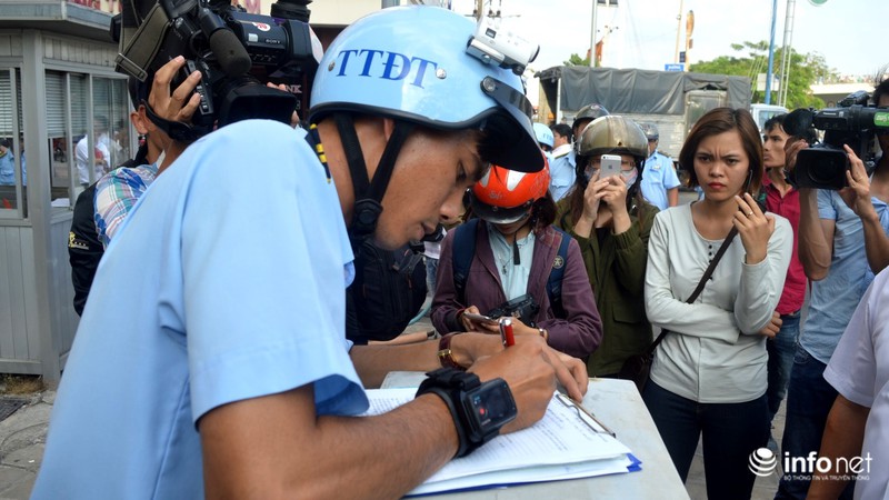 Tối 27/2, Quận 1 lắp lại hai vọng gác vừa phá dỡ của Ngân hàng Nhà nước - ảnh 13