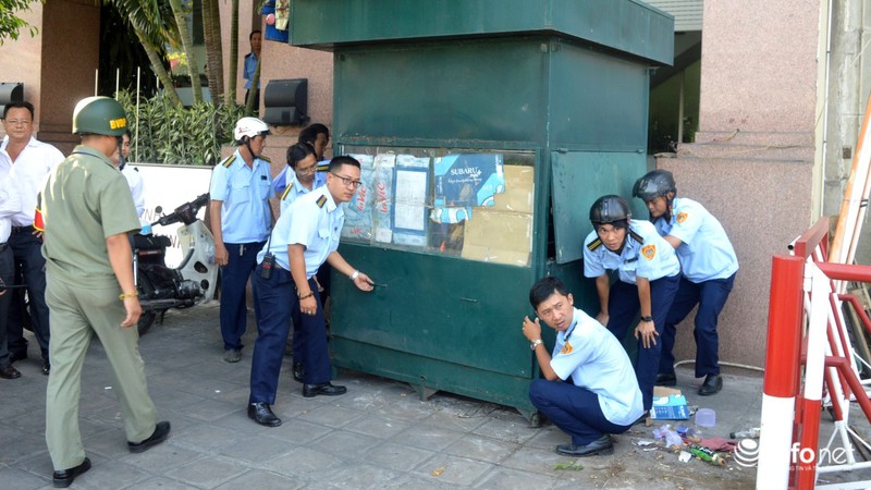 Tối 27/2, Quận 1 lắp lại hai vọng gác vừa phá dỡ của Ngân hàng Nhà nước - ảnh 7