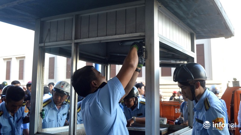 Tối 27/2, Quận 1 lắp lại hai vọng gác vừa phá dỡ của Ngân hàng Nhà nước - ảnh 5