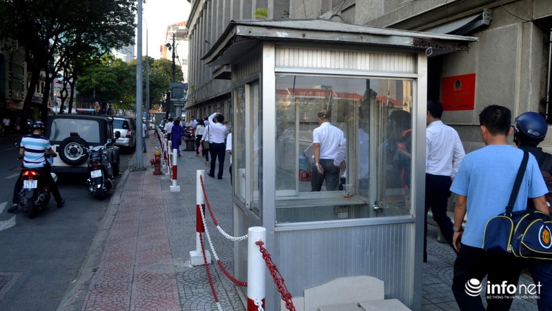 Tối 27/2, Quận 1 lắp lại hai vọng gác vừa phá dỡ của Ngân hàng Nhà nước - ảnh 1