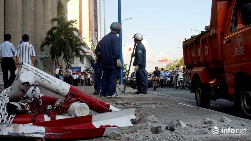 Tối 27/2, Quận 1 lắp lại hai vọng gác vừa phá dỡ của Ngân hàng Nhà nước - ảnh 8