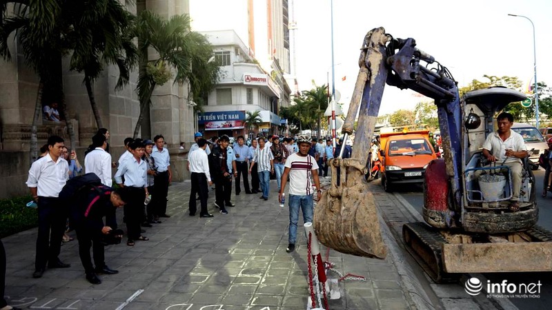 Tối 27/2, Quận 1 lắp lại hai vọng gác vừa phá dỡ của Ngân hàng Nhà nước - ảnh 9