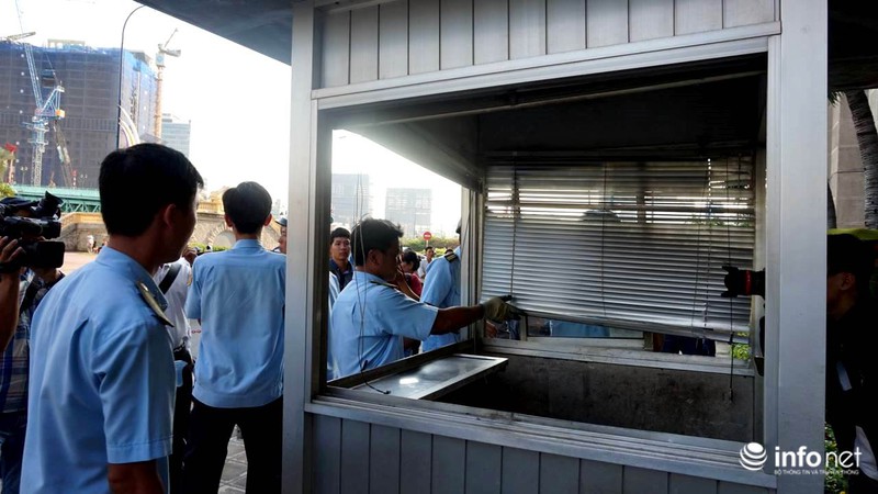 Tối 27/2, Quận 1 lắp lại hai vọng gác vừa phá dỡ của Ngân hàng Nhà nước - ảnh 3