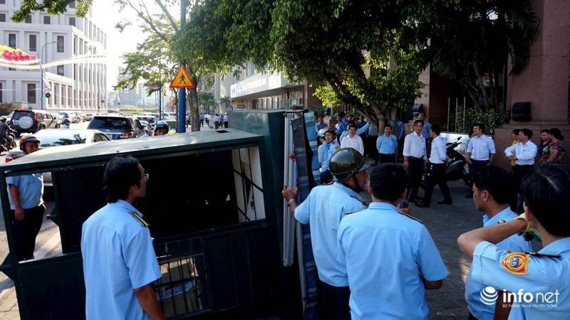 Tối 27/2, Quận 1 lắp lại hai vọng gác vừa phá dỡ của Ngân hàng Nhà nước - ảnh 6