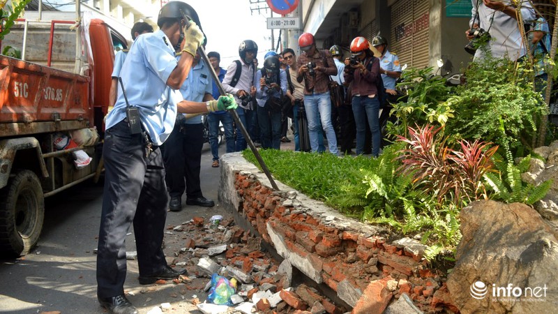 Tối 27/2, Quận 1 lắp lại hai vọng gác vừa phá dỡ của Ngân hàng Nhà nước - ảnh 10