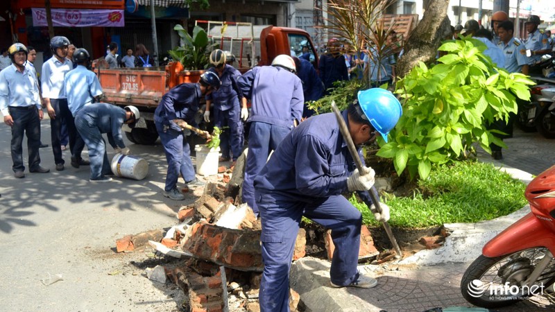 Tối 27/2, Quận 1 lắp lại hai vọng gác vừa phá dỡ của Ngân hàng Nhà nước - ảnh 11