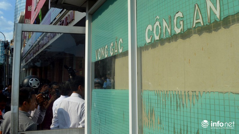 Tối 27/2, Quận 1 lắp lại hai vọng gác vừa phá dỡ của Ngân hàng Nhà nước - ảnh 4