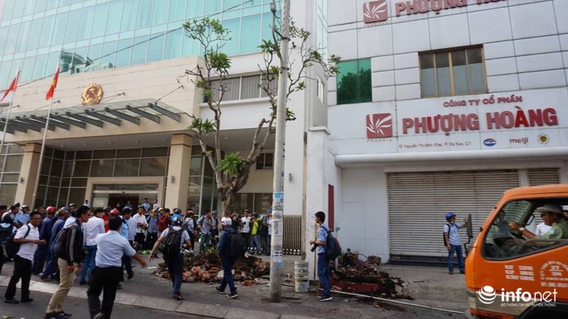 Quận 1 tiếp tục phá bồn cây, tường chắn chiếm vỉa hè trước VP bộ Công Thương - ảnh 7