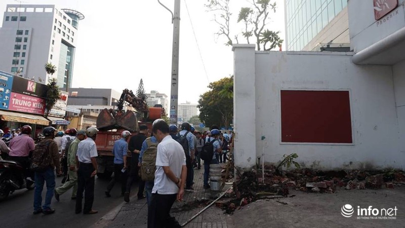 Quận 1 tiếp tục phá bồn cây, tường chắn chiếm vỉa hè trước VP bộ Công Thương - ảnh 10