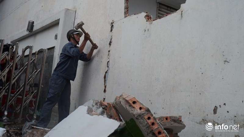 Quận 1 tiếp tục phá bồn cây, tường chắn chiếm vỉa hè trước VP bộ Công Thương - ảnh 11