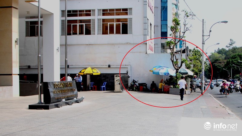 Quận 1 tiếp tục phá bồn cây, tường chắn chiếm vỉa hè trước VP bộ Công Thương - ảnh 1