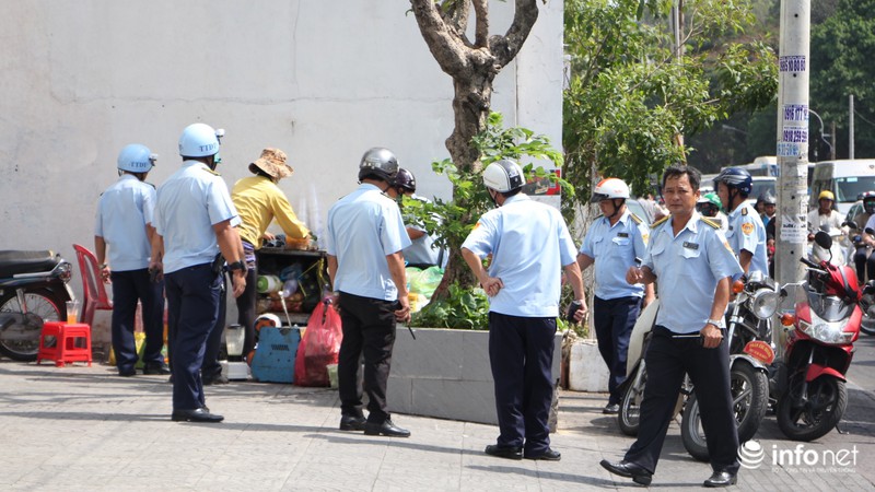 Quận 1 tiếp tục phá bồn cây, tường chắn chiếm vỉa hè trước VP bộ Công Thương - ảnh 2