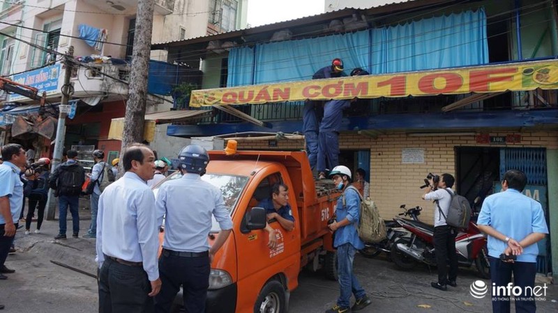 Quận 1 tiếp tục phá bồn cây, tường chắn chiếm vỉa hè trước VP bộ Công Thương - ảnh 13