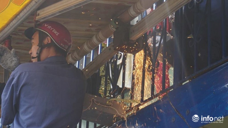 Quận 1 tiếp tục phá bồn cây, tường chắn chiếm vỉa hè trước VP bộ Công Thương - ảnh 14