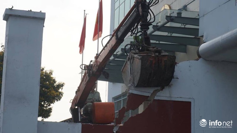 Quận 1 tiếp tục phá bồn cây, tường chắn chiếm vỉa hè trước VP bộ Công Thương - ảnh 9