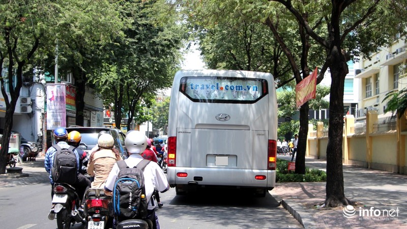 Quận 1: Sợ bị cẩu về phường, hàng loạt xe hơi