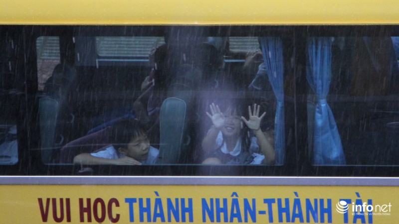 TP.HCM: Mưa ập xuống lúc tan tầm, nhiều tuyến đường kẹt nặng - ảnh 8