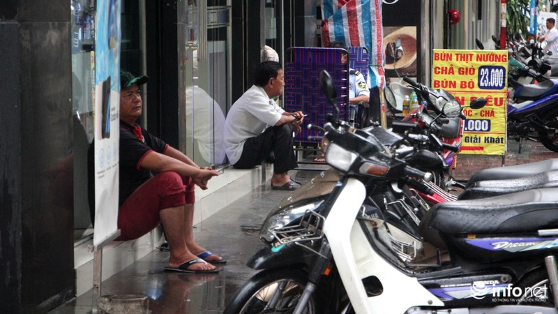 TP.HCM: Mưa ập xuống lúc tan tầm, nhiều tuyến đường kẹt nặng - ảnh 10