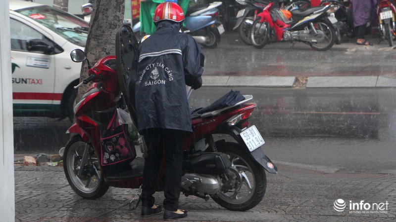 TP.HCM: Trời đã đổ mưa nhưng chưa giảm nhiệt - ảnh 2