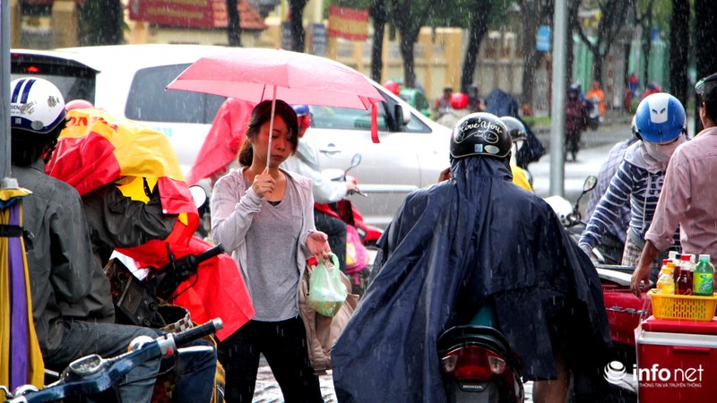 Hiện tượng hiếm gặp: TP.HCM bất ngờ đổ mưa vào buổi sáng - ảnh 7