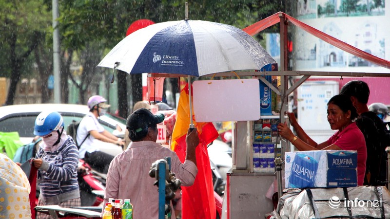 Hiện tượng hiếm gặp: TP.HCM bất ngờ đổ mưa vào buổi sáng - ảnh 8