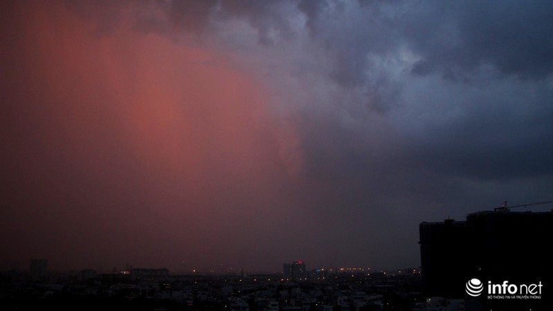 TP.HCM: Trời mưa như trút, gió mạnh, sấm chớp giật từng hồi - ảnh 11