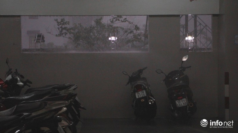 TP.HCM: Trời mưa như trút, gió mạnh, sấm chớp giật từng hồi - ảnh 2