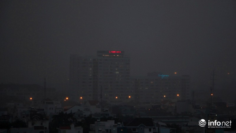 TP.HCM: Trời mưa như trút, gió mạnh, sấm chớp giật từng hồi - ảnh 6