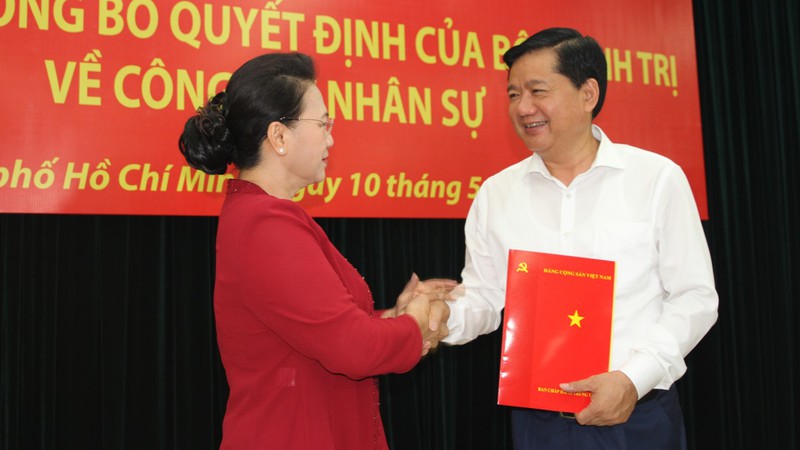 Hình ảnh toàn cảnh trao quyết định cho tân Bí thư TP.HCM Nguyễn Thiện Nhân - ảnh 3