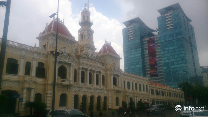 TP.HCM tiếp tục mưa lớn, trời sập tối lúc 15h khiến người đi đường phải bật đèn - ảnh 1