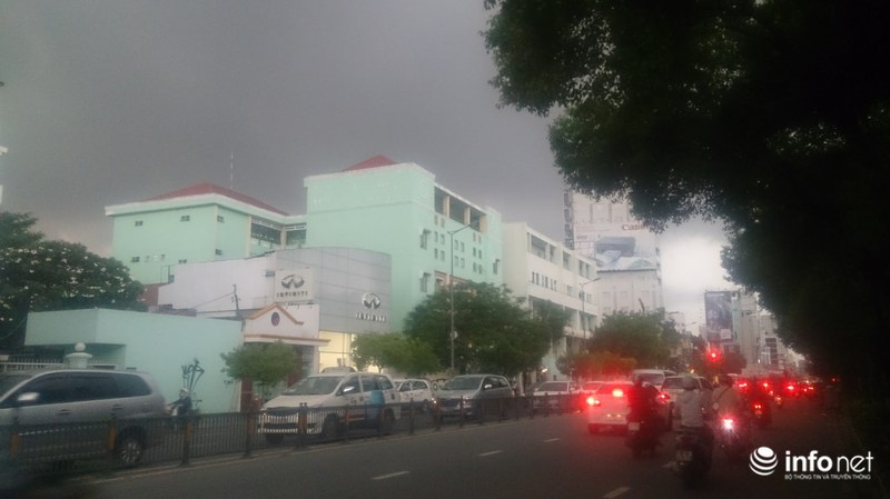 TP.HCM tiếp tục mưa lớn, trời sập tối lúc 15h khiến người đi đường phải bật đèn - ảnh 2