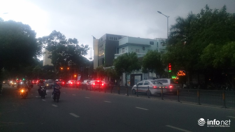 TP.HCM tiếp tục mưa lớn, trời sập tối lúc 15h khiến người đi đường phải bật đèn - ảnh 3