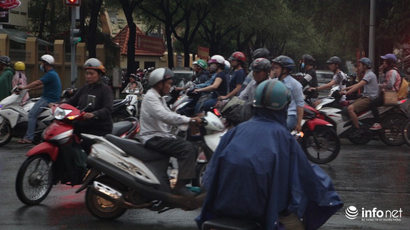 TP.HCM tiếp tục mưa lớn, trời sập tối lúc 15h khiến người đi đường phải bật đèn - ảnh 5