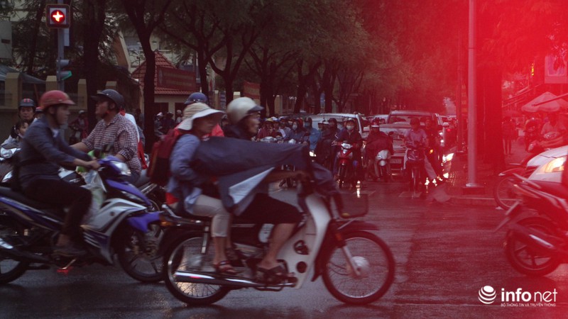 TP.HCM tiếp tục mưa lớn, trời sập tối lúc 15h khiến người đi đường phải bật đèn - ảnh 6