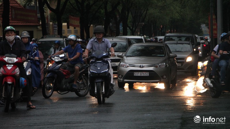 TP.HCM tiếp tục mưa lớn, trời sập tối lúc 15h khiến người đi đường phải bật đèn - ảnh 7